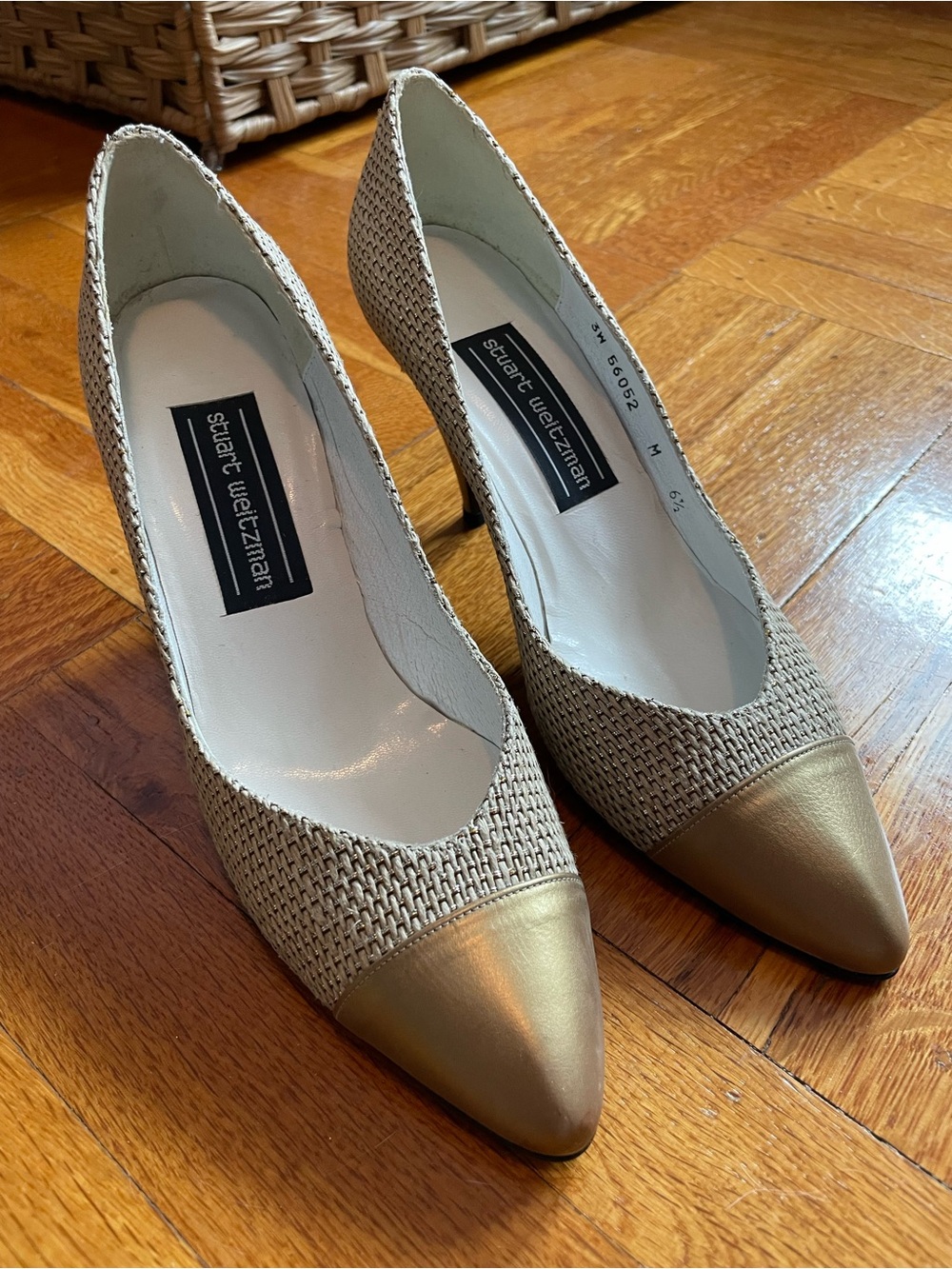 Stuart Weitzman Vintage Gold-Tone Woven Pointed-Toe Pumps NWOT- size 6 1/2